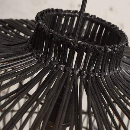 Gros plan sur l'attache du câble textile noir et le tressage tressé de la suspension Madagascar