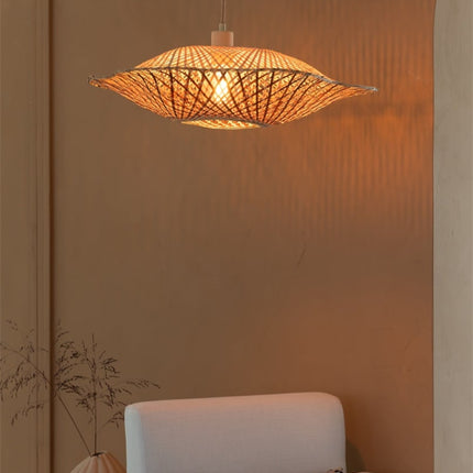 Suspension Madura bambou naturel et brun allumée, jeux d'ombres graphiques sur le mur