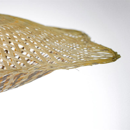 Détail de la douille en céramique claire et du câble textile beige de la suspension Madura