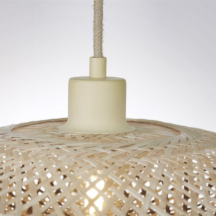 Packshot de la suspension Madura en bambou tressé naturel et brun sur fond blanc