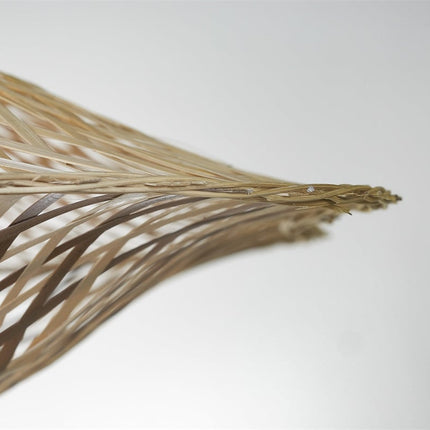 Détail de la pointe du tressage en bambou naturel et brun de l'abat-jour