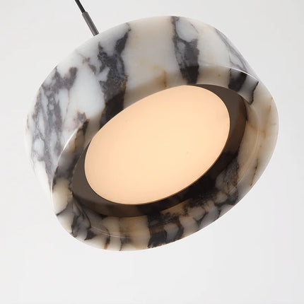 Détail du dessous de l'abat-jour en marbre veiné avec diffuseur LED opale allumé