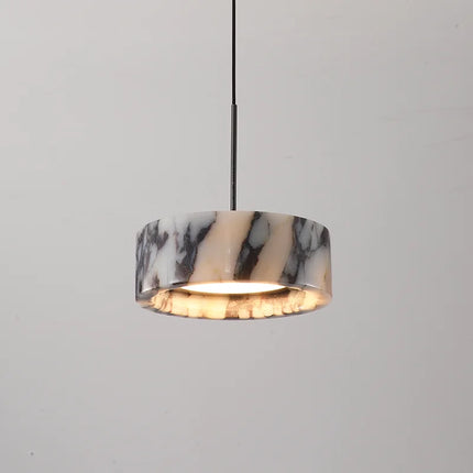 Suspension en marbre naturel veiné à abat-jour cylindrique, LED allumée sur fond clair