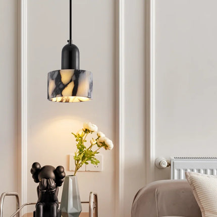 Suspension en marbre veiné au-dessus d'une table de chevet dans une chambre lumineuse
