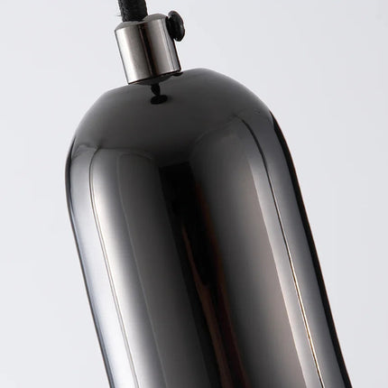 Gros plan sur le chapeau chrome noir poli miroir et la fixation du câble textile