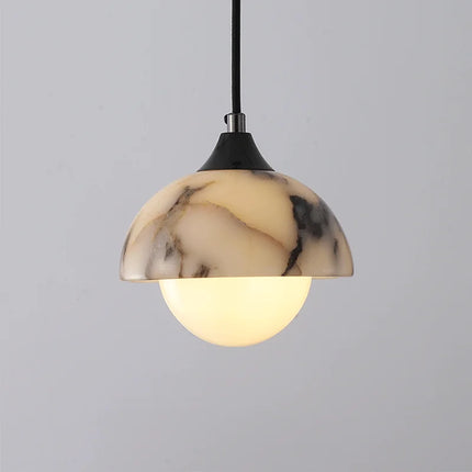Suspension en marbre naturel veiné avec globe en verre opalin, sur fond gris clair