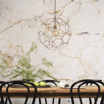 Suspension Marrakesh boule filaire cuivrée au-dessus d'une table à manger en bois