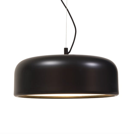 Packshot de la suspension Marseille en aluminium noir sur fond blanc