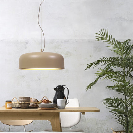 Suspension dôme aluminium Marseille sable au-dessus d'une table à manger en bois