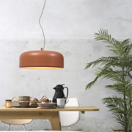 Suspension Marseille terracotta allumée au dessus d'une table de cuisine