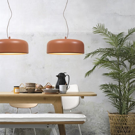 Duo de suspensions Marseille terracotta au dessus d'une table en bois