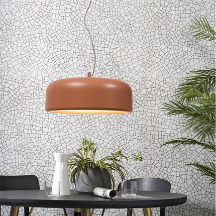 Suspension Marseille en aluminium terracotta au dessus d'une table à manger