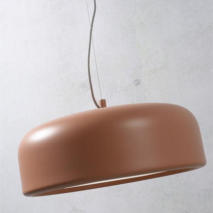 Vue rapprochée de la cloche en aluminium terracotta de la suspension Marseille