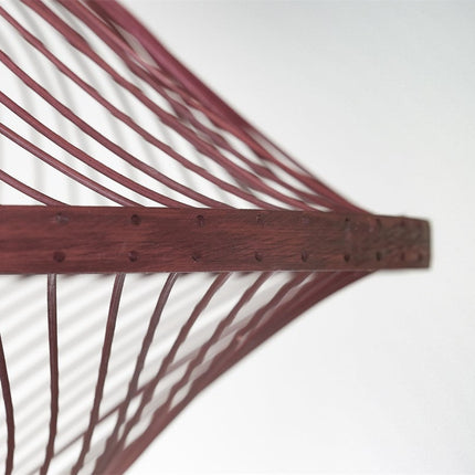 Détail de l'armature en fer et bambou de la suspension Maui, jonction du cerclage bordeaux