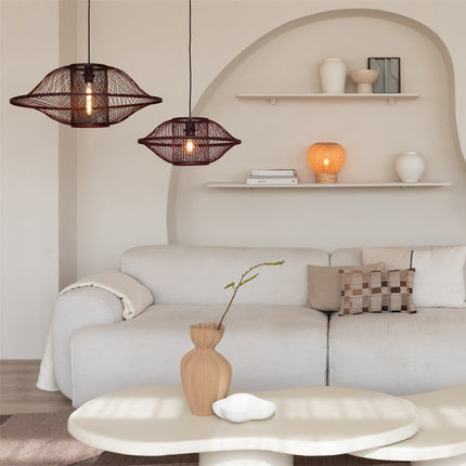 Suspensions Maui bambou tressé bordeaux au-dessus d'un salon, étagère avec lampe à poser en osier allumée