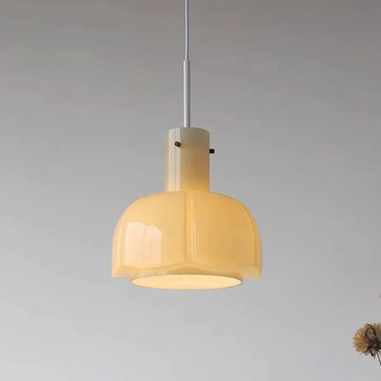 Détail de l'abat-jour en verre coloré de la suspension médiévale