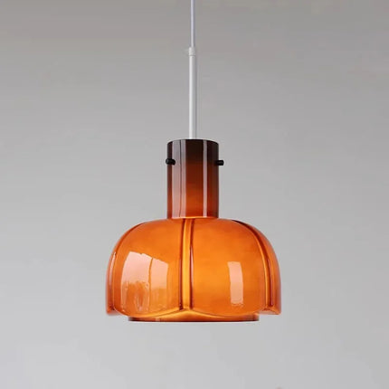 Suspension médiévale en verre coloré dans un salon