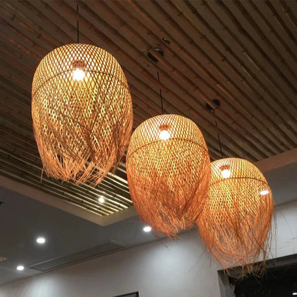 Suspension méduse en bambou éclairant un salon d'une lumière douce