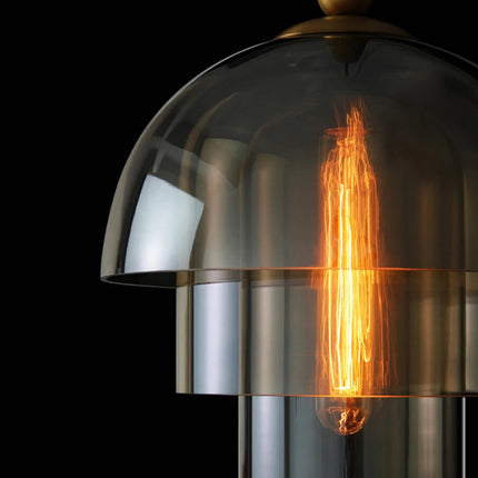 Détail du dôme en verre teinté et de l'ampoule à filament de la suspension méduse