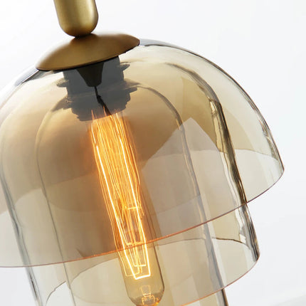 Suspension méduse en verre teinté dans un intérieur moderne chaleureux