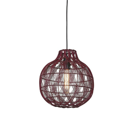 Suspension Mendoza en bambou tressé bordeaux sur fond blanc, câble textile noir et ampoule E27