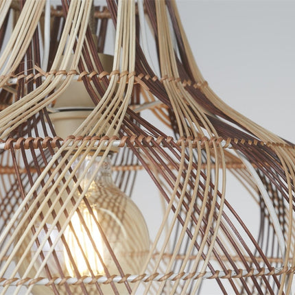 Gros plan sur le tressage de bambou naturel et brun de la suspension Mendoza, avec l'ampoule visible en transparence.