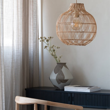 Suspension boule en bambou naturel suspendue près d'une niche murale décorative
