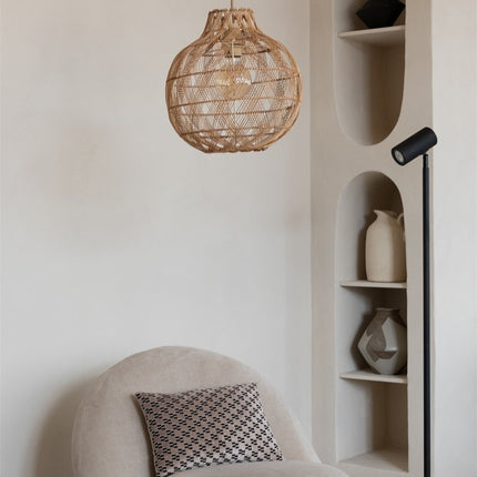 Suspension Mendoza en bambou naturel dans un salon cosy, au-dessus d'un fauteuil beige