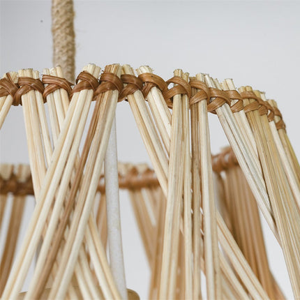Détail du tressage en bambou naturel au sommet de l'abat-jour, câble textile et fixation