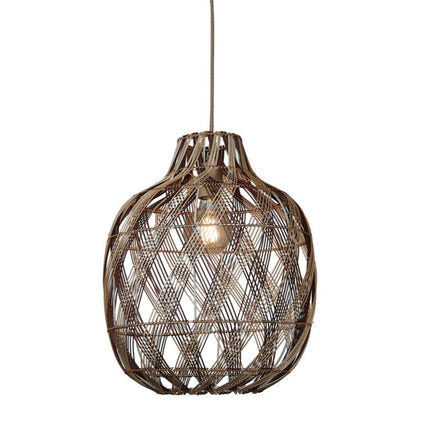 Suspension Mendoza en bambou tressé naturel et brun, forme globe, sur fond blanc, câble textile beige et ampoule visible.