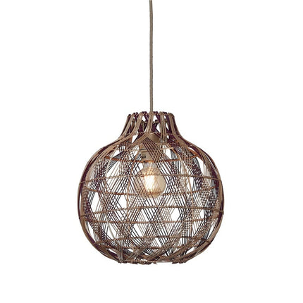 Suspension Mendoza globe en bambou tressé naturel et brun sur fond blanc