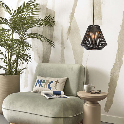 Suspension Merapi bambou noir suspendue près d'un fauteuil vert et d'une table d'appoint