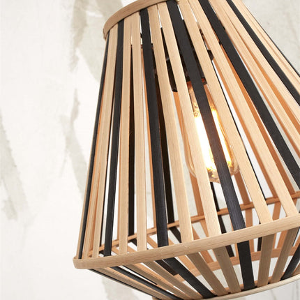 Détail des lattes de bambou noir et naturel tressées de la suspension Merapi, lumière chaude filtrée par l'abat-jour.