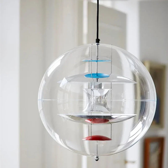 Suspension en métal argenté de design nordique, câble ajustable et finition moderne pour éclairage intérieur.