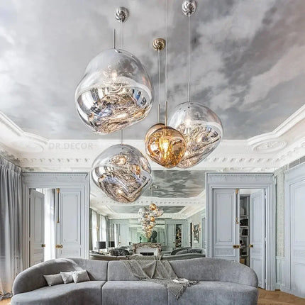 Suspension moderne design en forme de bulle avec finition en chrome poli, idéale pour un éclairage contemporain.