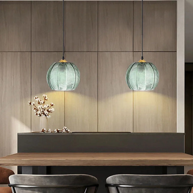 Suspension moderne en verre au design épuré, idéale pour illuminer les salons, chambres et bureaux.