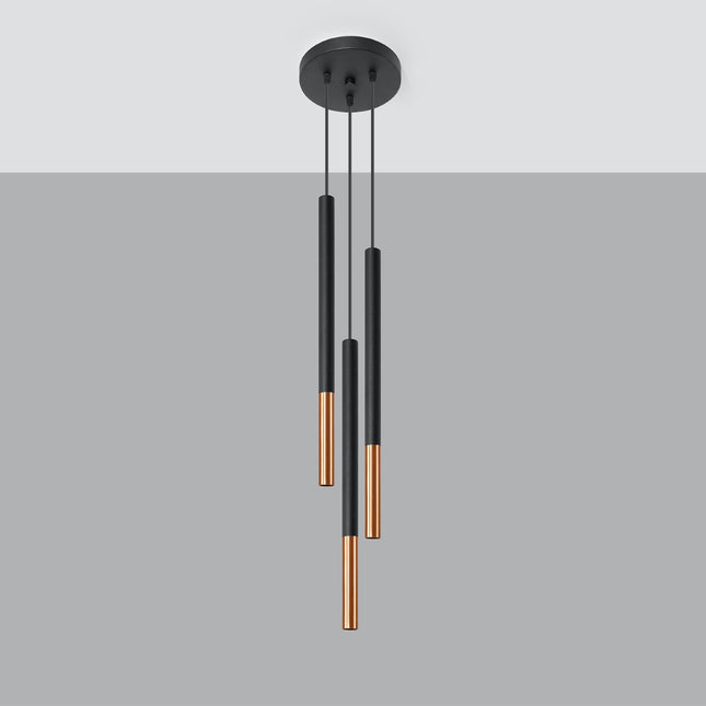 Suspension Mozaica trois tubes en acier noir mat et cuivre sur fond gris