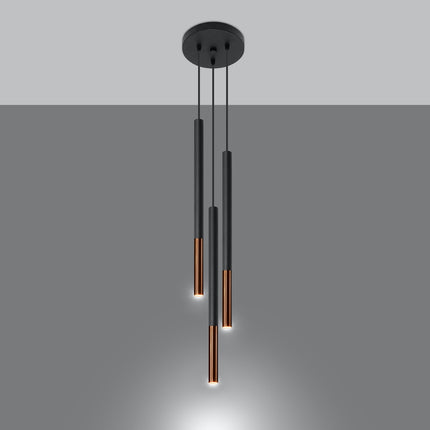 Suspension Mozaica trois tubes noir et cuivre allumée diffusant une lumière chaude vers le bas