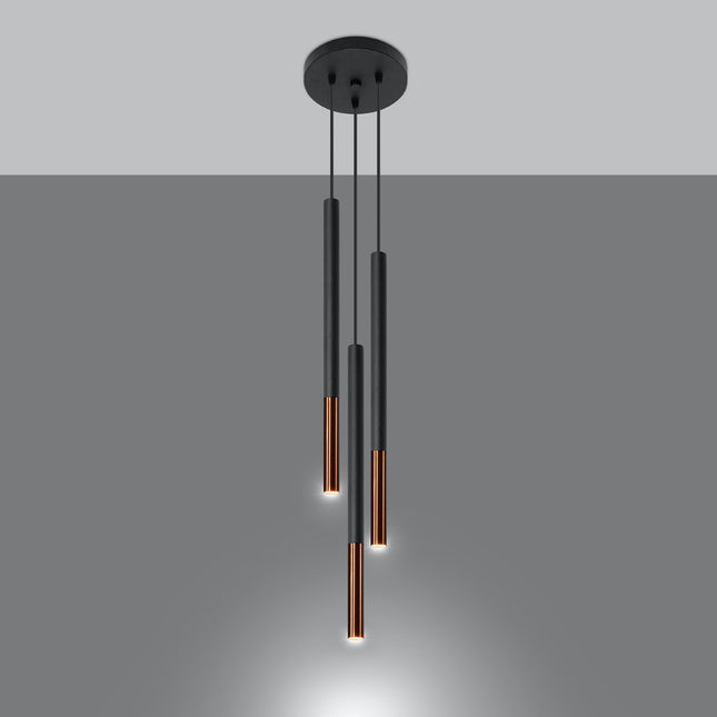 Suspension Mozaica trois tubes noir et cuivre allumée diffusant une lumière chaude vers le bas