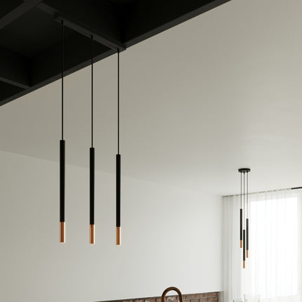 Detail des tubes noir et cuivre de la suspension Mozaica suspendus sous un plafond clair