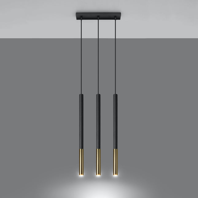 Suspension Mozaica noir et doré allumée, faisceaux de lumière chaude sous les trois tubes