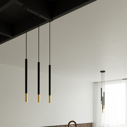 Suspension Mozaica noir et doré dans une cuisine ouverte au mur de brique
