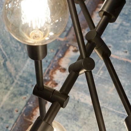 Détail d'une douille E27 en fer noir avec ampoule filament sur la suspension Nashville