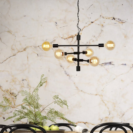 Suspension Nashville noire allumée au-dessus d'une table à manger, mur en marbre veiné