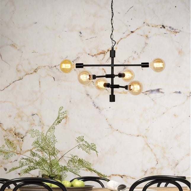 Suspension Nashville noire allumée au-dessus d'une table à manger, mur en marbre veiné