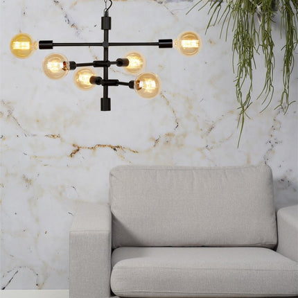 Suspension Nashville en fer noir suspendue au-dessus d'un canapé beige dans un salon