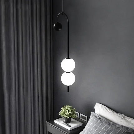 Suspension nordique boule de verre LED allumée diffusant une lumière tamisée