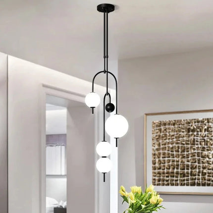 Suspension nordique boule de verre LED au-dessus d'un bureau moderne