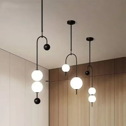 Suspension nordique boule de verre LED dans une chambre feutrée