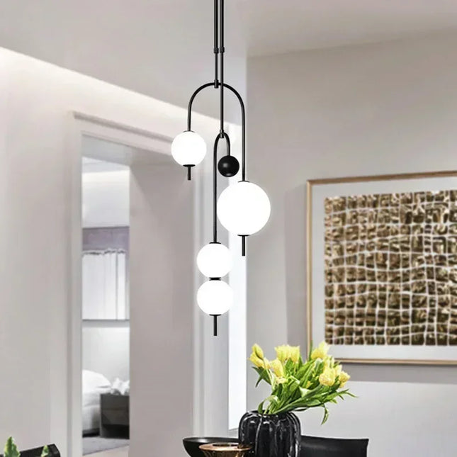 Suspension nordique boule de verre LED au-dessus d'une table à manger